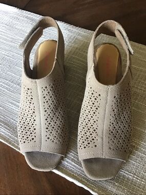 Sonoma Beige Peep-Toe Laser Cut Sandals